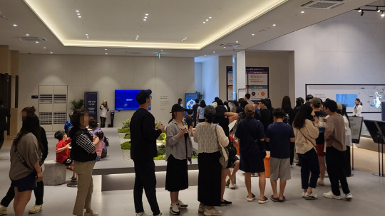 지난 7~8일 '오산 세교 아테라' 견본주택을 방문한 고객들의 모습. [금호건설 제공]